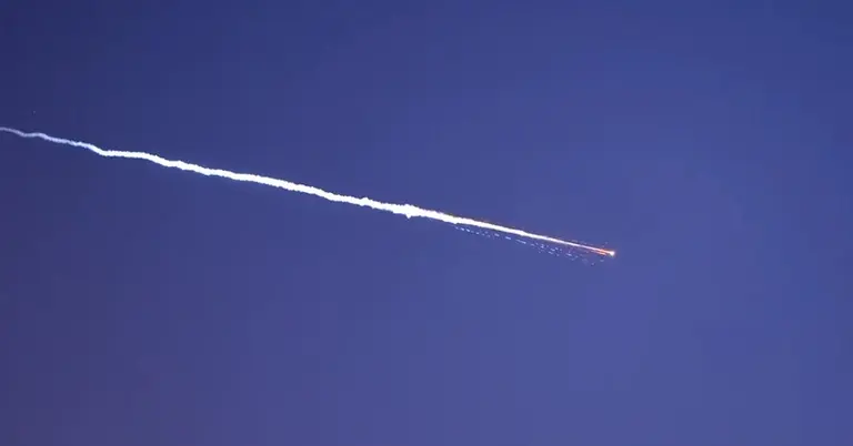 ইসরায়েলের উপকূলীয় শহর নেতানিয়ার আকাশে রকেটের ধোঁয়া